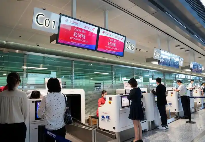 5月28日,旅客在上海虹桥国际机场航站楼办理登机手续.