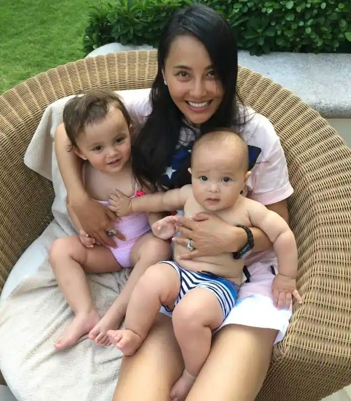 马雅舒晒一双儿女剪发照,儿子酷女儿美,一家人都是高颜值!