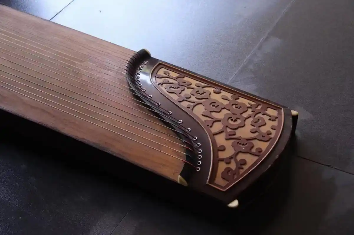 古筝又名汉筝,秦筝,是一种弹拨弦鸣乐器,为中国汉族最古老的传统乐器