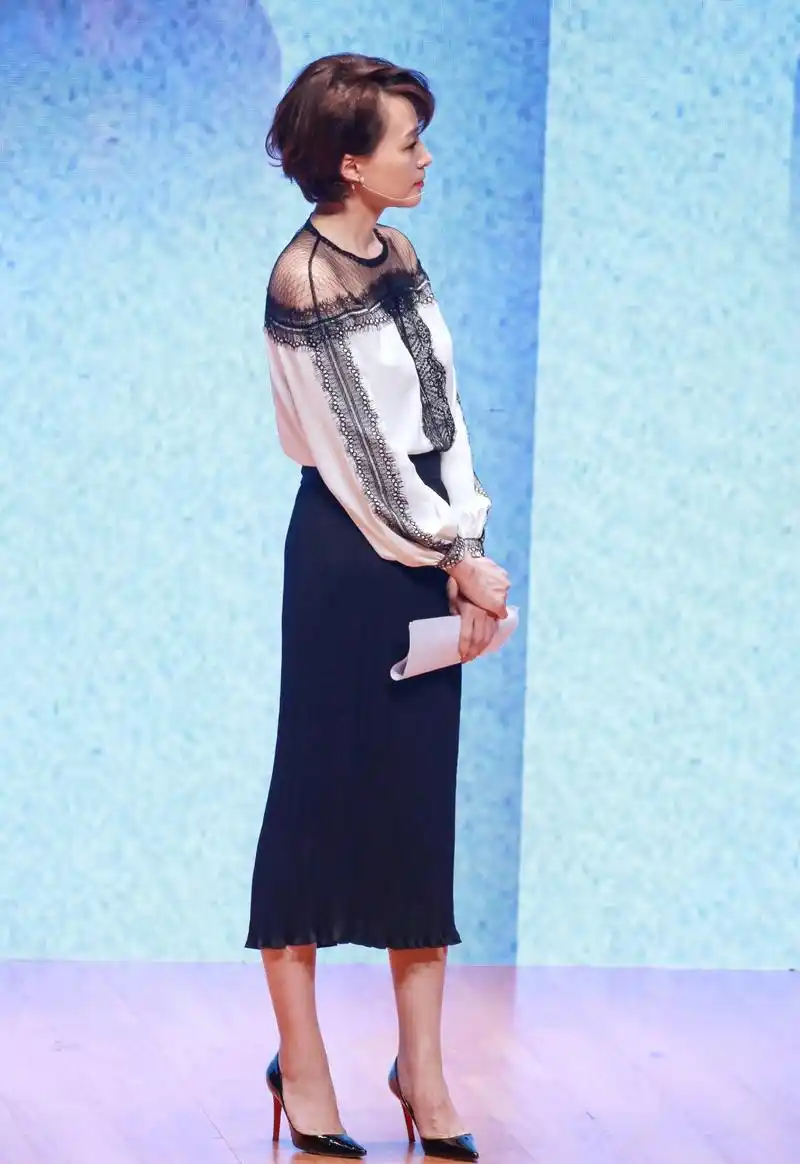 看了50岁的董卿,我才发现:头发不过肩,裙子不上膝,气质又得体