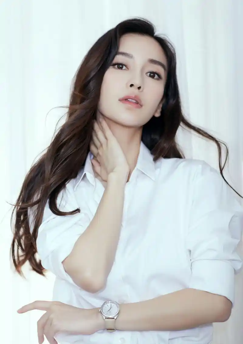 angelababy杨颖一袭白裙拍写真,脚上的纹身太美了