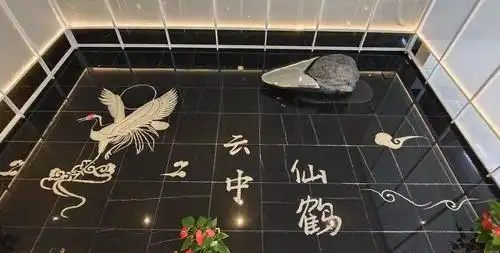 垃圾箱盛放的淡雅小花,一条御寒的毯子,地面的石子拼贴画装饰……各个