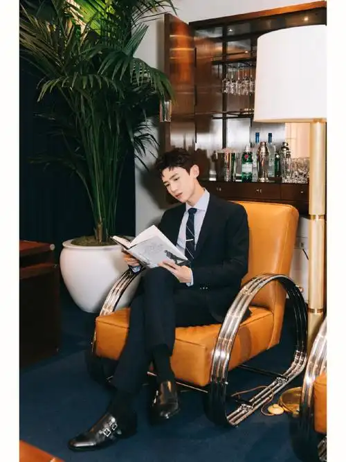 白敬亭西装皮鞋黑袜