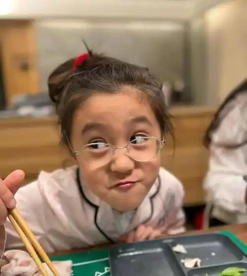 原创贾静雯为女儿庆生晒7岁咘咘萌照希望她不要和妹妹波妞吵架