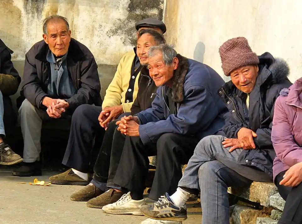 村头晒太阳的老人们