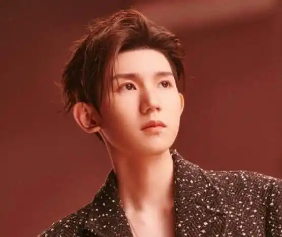 王源下榻酒店内,发现"私生饭",漫无目的闲逛,手机有隐私照片_相关