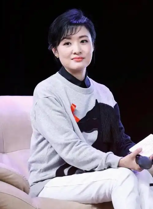 前央视一姐周涛低调出现在机场气质十分突出