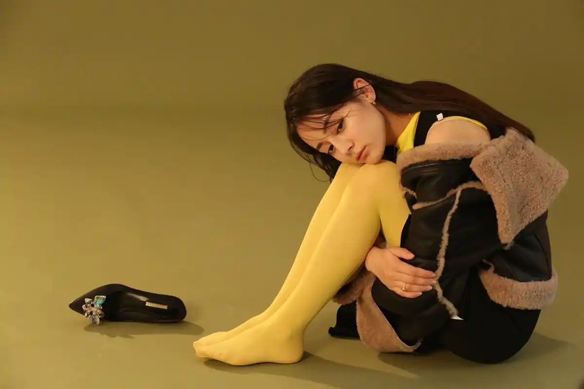 迪丽热巴罕见肉丝高跟