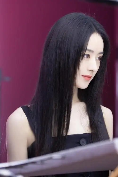 赵丽颖黑长直造型清纯可爱 眼神坚定气场全开