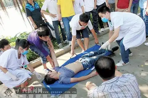 医生称,溺水这么长时间后还能救活,这与施救人员第一时间对落水者进行