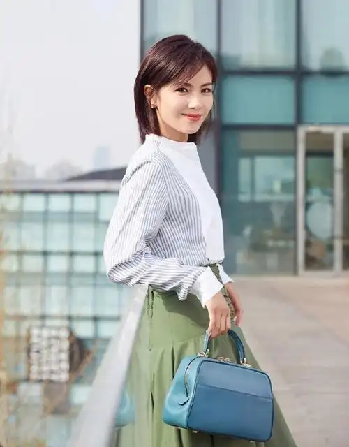 50岁左右的女人,尽量别剪"微商头",太土!这3种发型更显气质