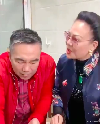杨少华儿媳妇罕现身,戴满奢侈珠宝打扮富贵,厨房简陋狭小差距大