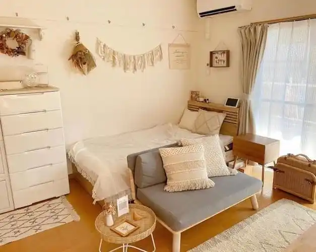 她家不足20平全屋狭窄而逼仄但她却说房子再小也是家