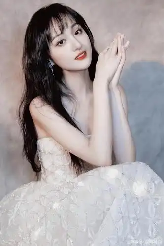 郑爽穿抹胸礼服裙,超甜超美超仙气,仿若下落凡间的美丽精灵