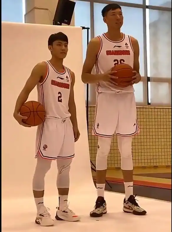 周琦身穿广东队球衣与全队训练和徐杰合拍定妆照上演最萌身高差