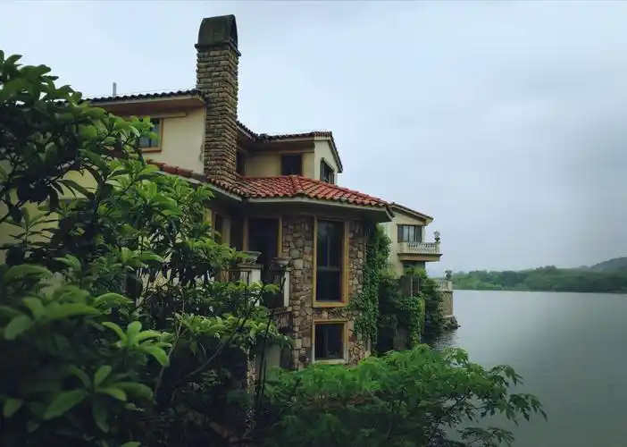 其它 和县香泉湖掠影 写美篇 私家游艇 可在别墅内的码头停泊