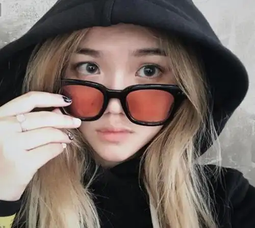 17岁富二代女孩穿2万多的衣服引热议女孩称这符合我的家庭条件