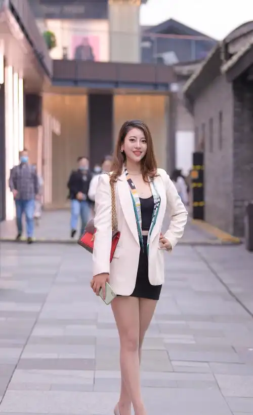 30岁微胖女生的"通勤装",丝毫不藏肉肉,大方展现成熟魅力!