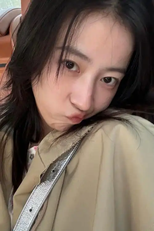 阳光下的周雨彤自拍##周雨彤比耶素颜自拍