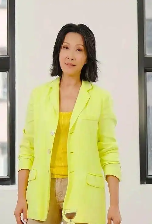 tvb知性女神陈慧珊抖音教英语,网友惊呼:和吴彦祖抢饭碗