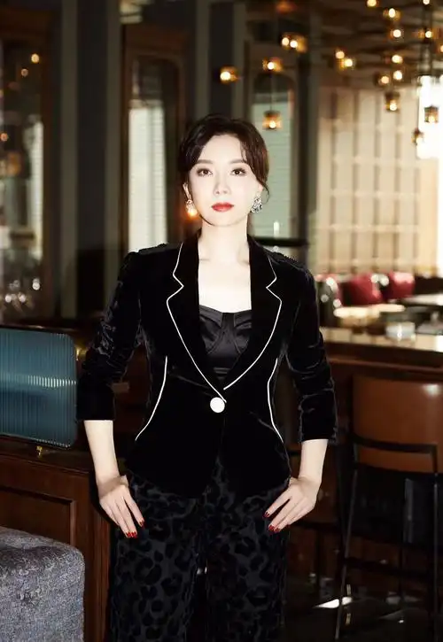 陈数穿衣越来越有品位,一袭黑色系西装,很有古典美