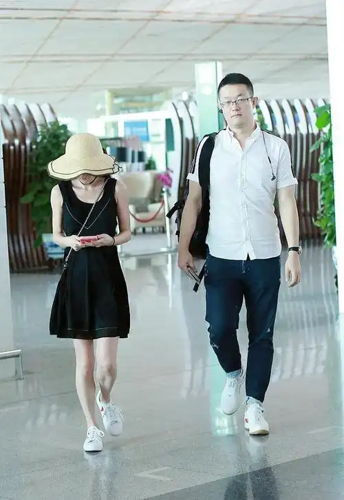 姚笛连衣裙秀雪肤 与男友高杰组最萌身高差