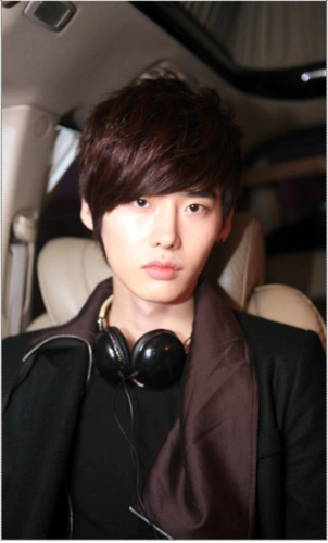 【老照片】虽然李钟硕出道的晚,但也有一段非主流时期