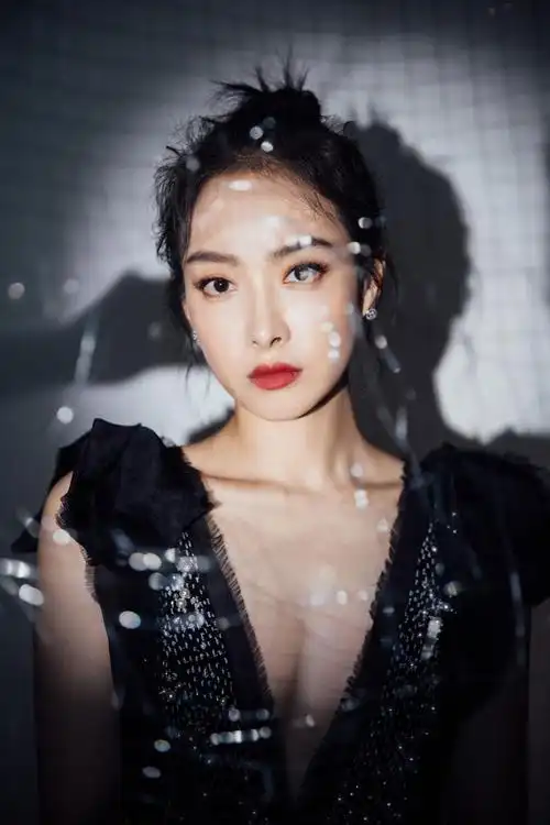 宋茜出席2020微博之夜获得年度突破演员荣誉