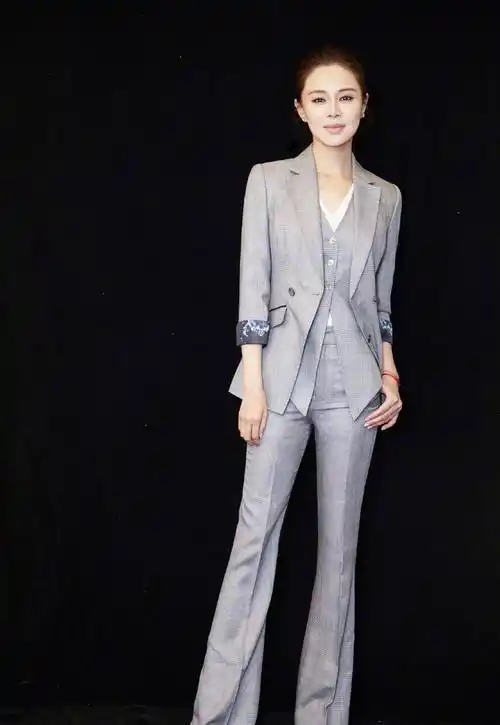 关悦已是大婶年纪,穿西服套装干练十足,充满了年轻人的时尚气息_西装