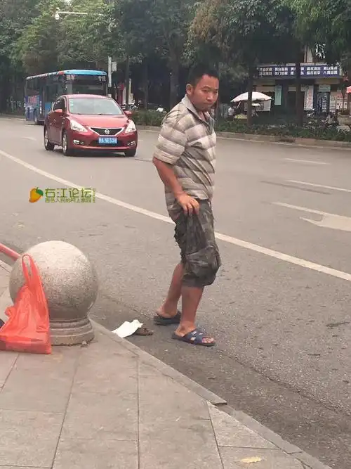 直播一个男人在百色恒基广场哪里拉屎!