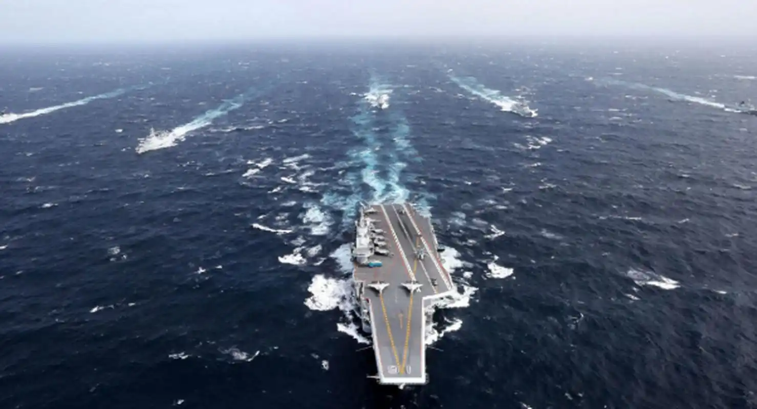 辽宁号航母编队海上训练,日本f-15j抵近侦察被歼-15驱离 日本自卫队有