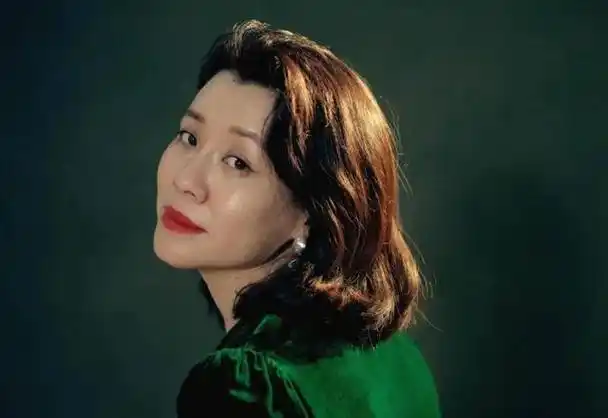 著名女明星34岁下嫁穷小子,梅婷亲自祝福惹争议,40岁又冒险顺产