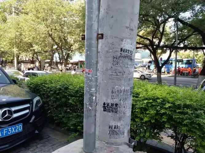 浦发银行门前电线杆野广告乱喷涂