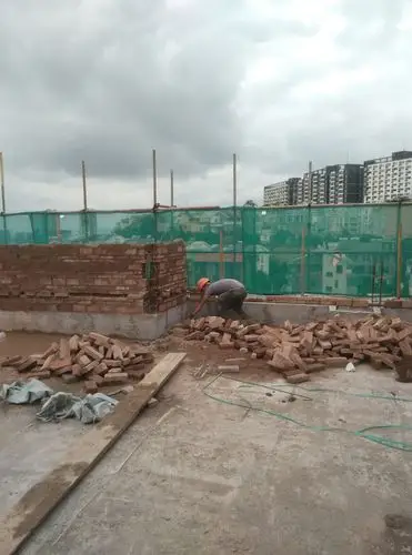 55栋屋面女儿墙砌筑