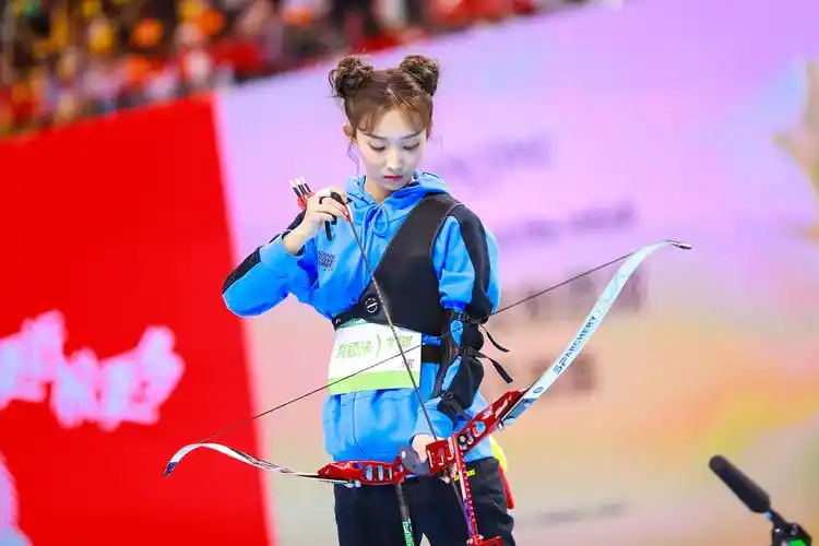 高颖浠《超新星全运会》 俏皮丸子头带球空翻实力过人