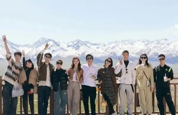 何猷君和奚梦瑶啊,他们也是挺拼的,借着上节目把之前那些让人难忘的"