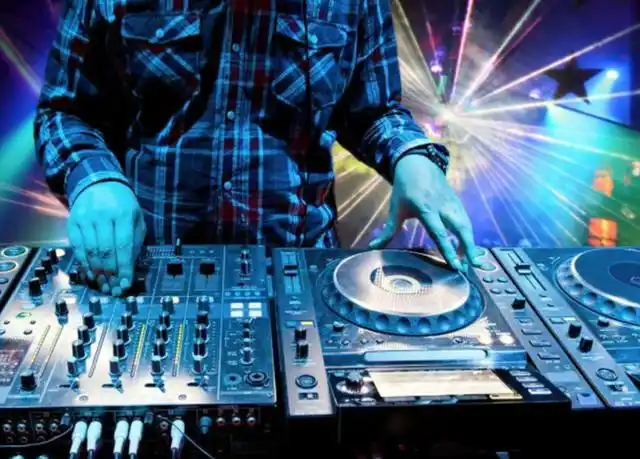 翻译过来是唱片骑师的意思,现在统称为酒吧里或者是蹦迪场地的打碟师