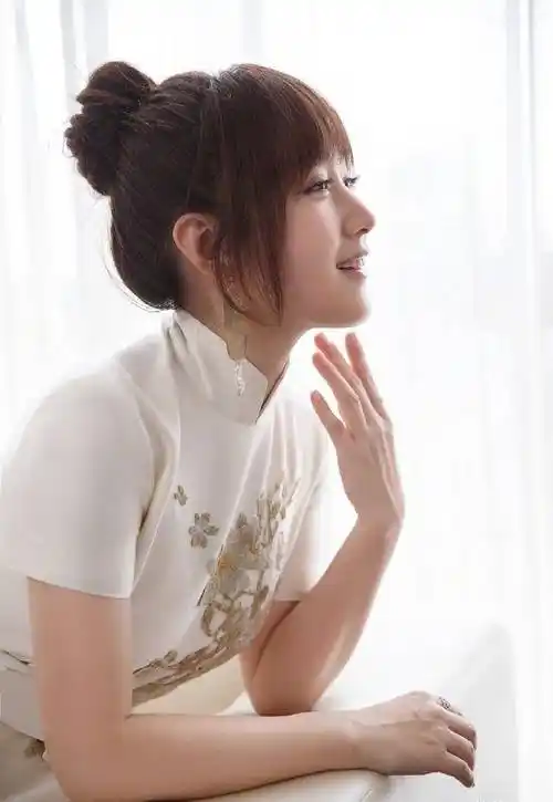 49岁杨钰莹春分晒美照,穿旗袍裙清丽脱俗,扎丸子头好少女!