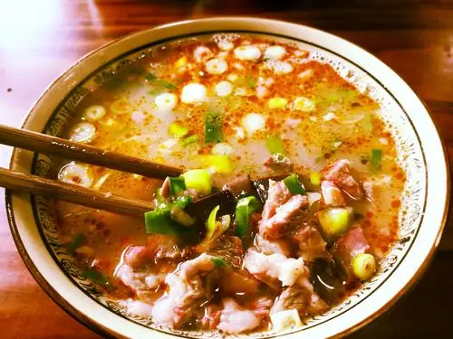 羊肉汤里有肉和葱花,没有其他配菜.