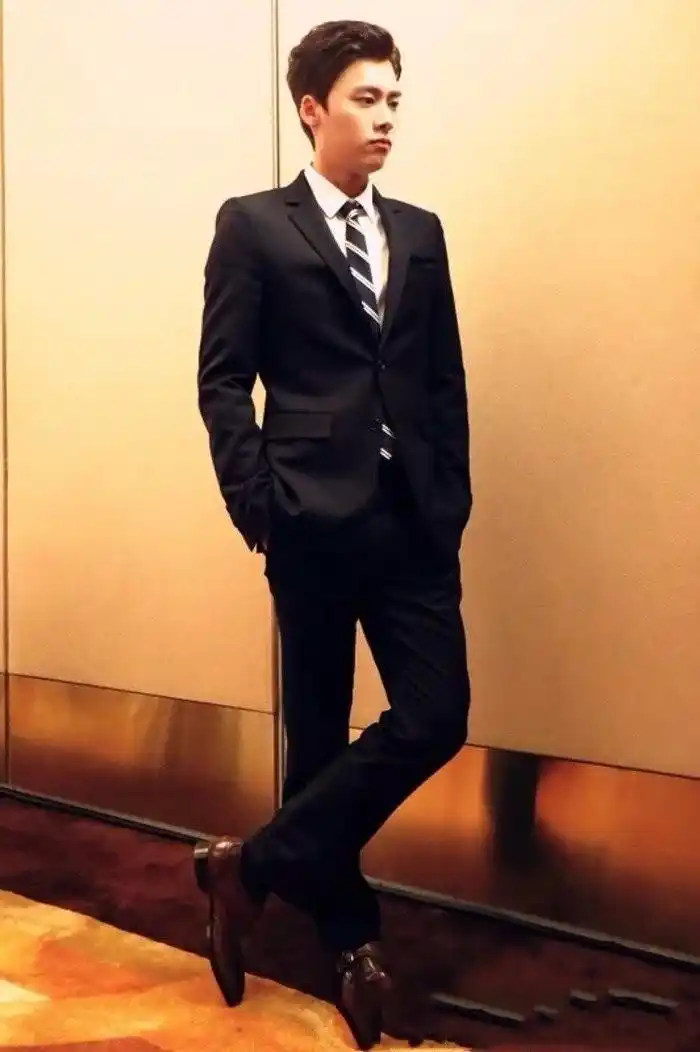 李易峰:黑色西装套装搭配白色衬衫,条纹领带,一双棕色皮鞋,总材的