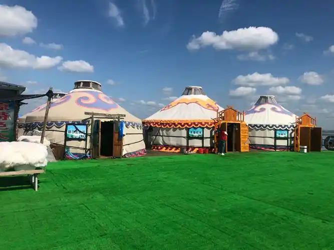 为了适应在草原上生存,一种圆形的方便拆运的蒙古包诞生了