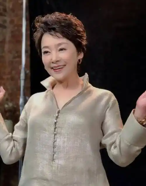 张瑜古巷游玩被偶遇!