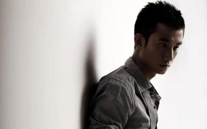 肌肉男:文章时尚写真桌面壁纸-小虾米