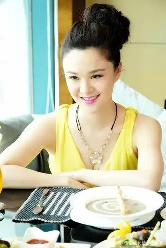 被观众赞为"宫廷好军师",高贵优雅,青春靓丽,陈思斯真的美