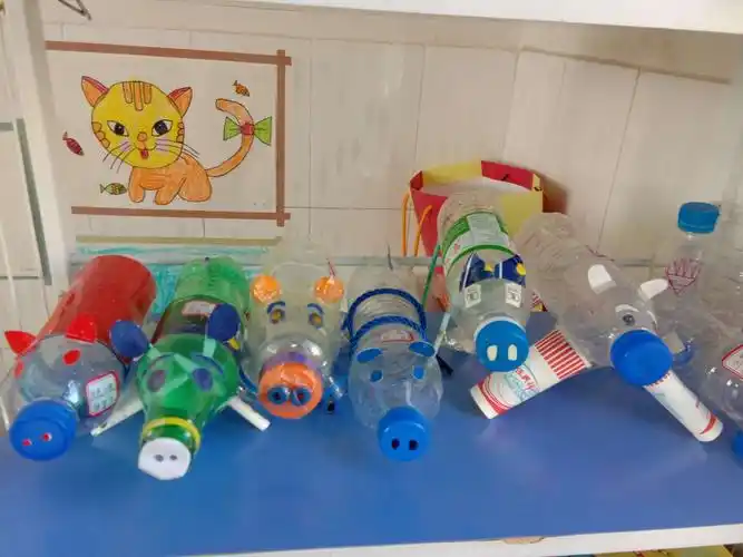 宝贝们的亲子手工作品《有用的矿泉水瓶》