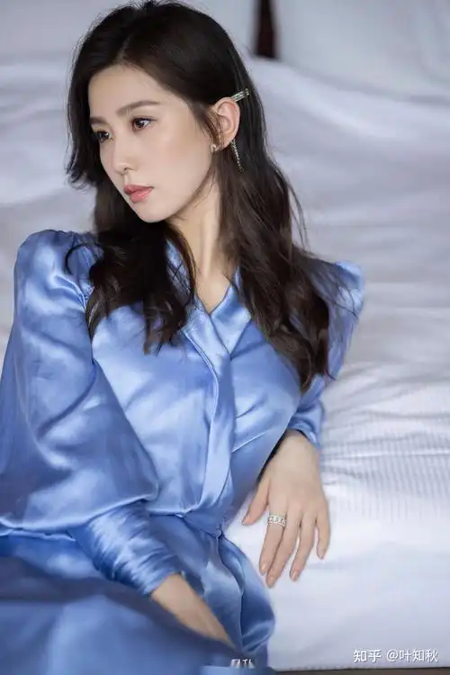 照片中,刘诗诗一身蓝色丝绸长裙优雅灵动,长发轻挽耳后气质温柔,侧颜