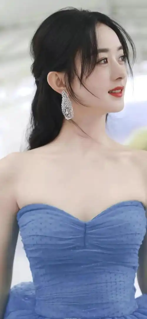 美女明星低胸装穿搭谁的里面更有货呢