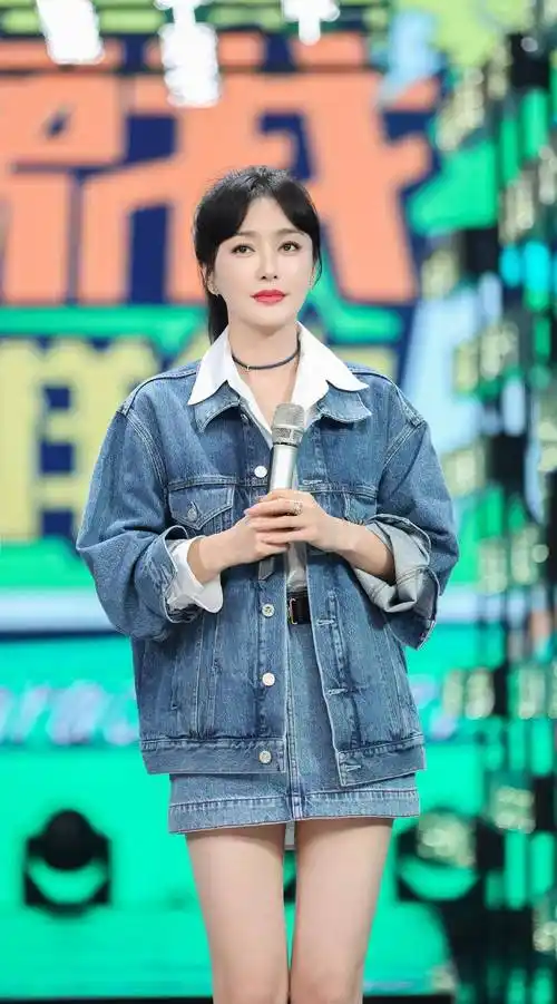 秦岚真拼,踩10厘米细高跟上综艺节目,配短裙坐着都要用毯子盖_黑色