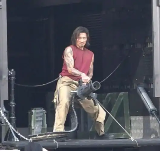 怒火街头!43岁谢霆锋香港街头拍戏,悍匪造型帅得漫不经心!