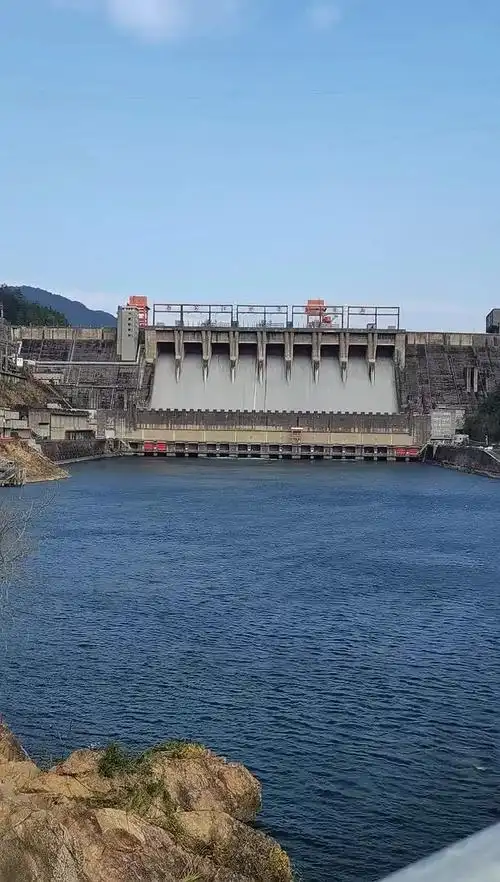 雄伟的新安江大坝